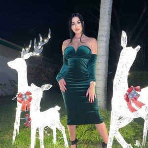 Size small it’s a beautiful hunter green color.